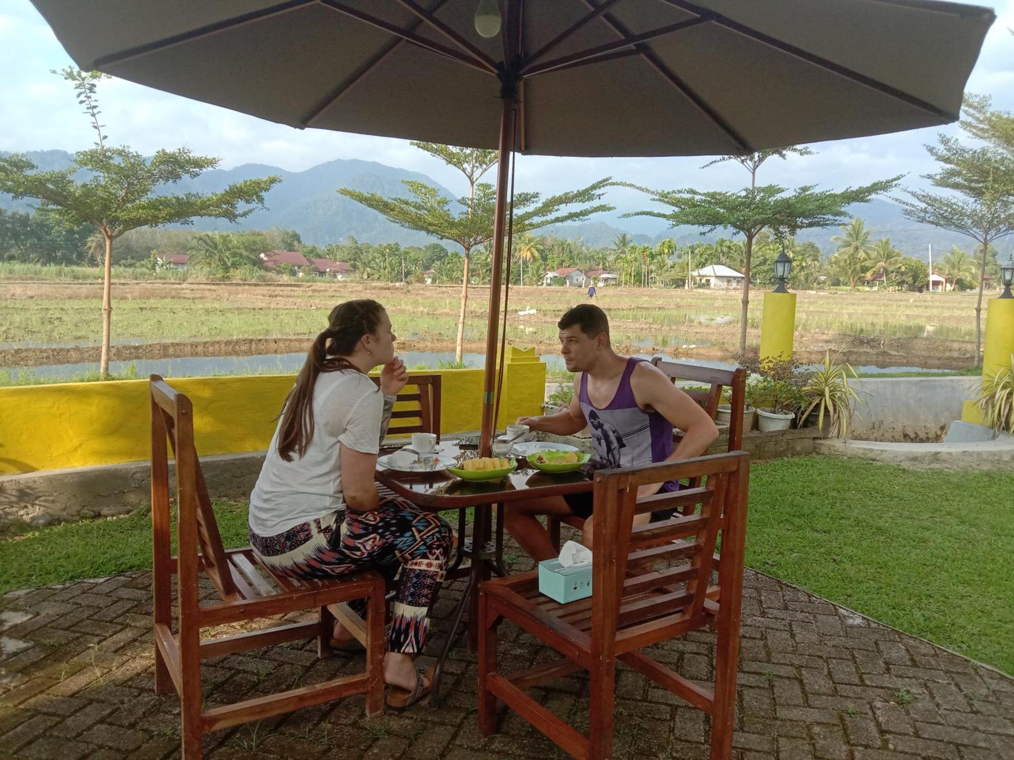 Ambow Homestay Jungle Trekking & Village Tour Bukit Lawang Exterior foto